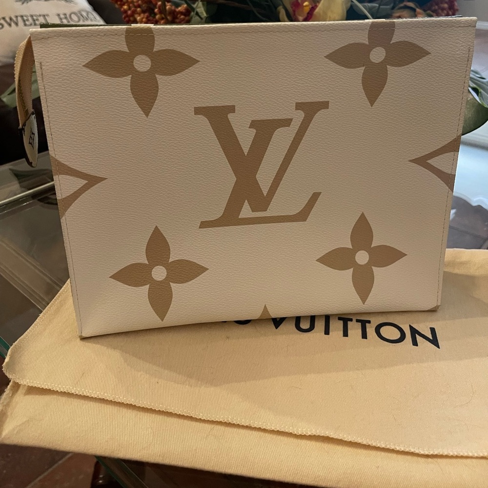 Louis Vuitton Toiletry 26